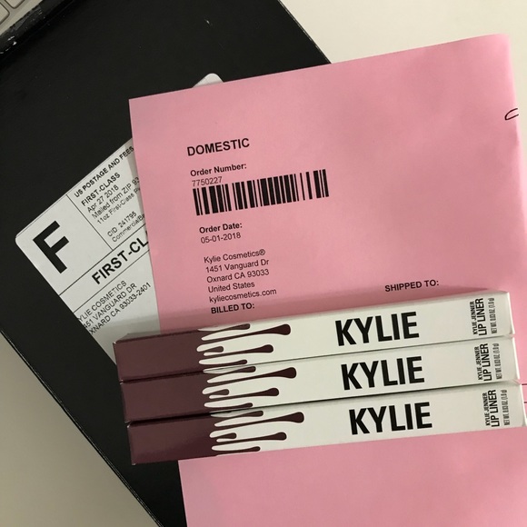 Kylie Lip Liner in Love Bite - Picture 4 of 4